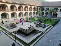 Besichtigung einer Karawanserei in Sheki