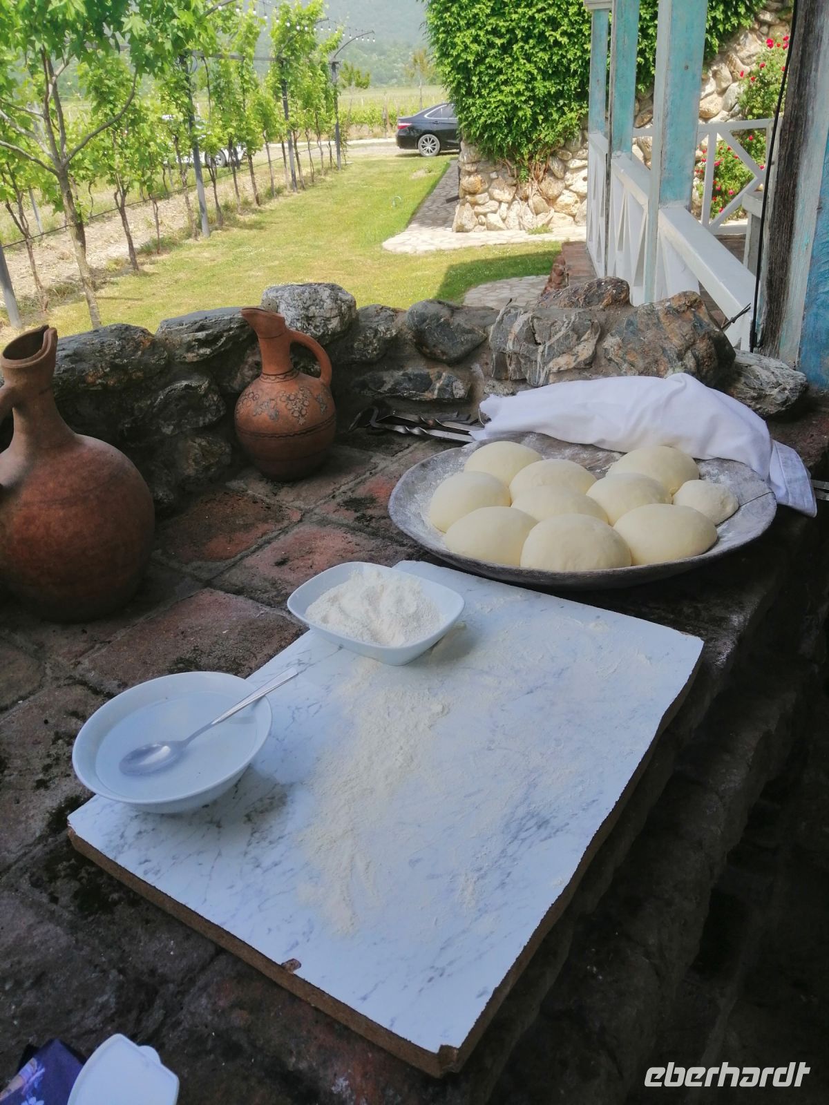 Brot backen auf einem Weingut in Georgien