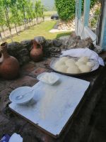 Brot backen auf einem Weingut in Georgien