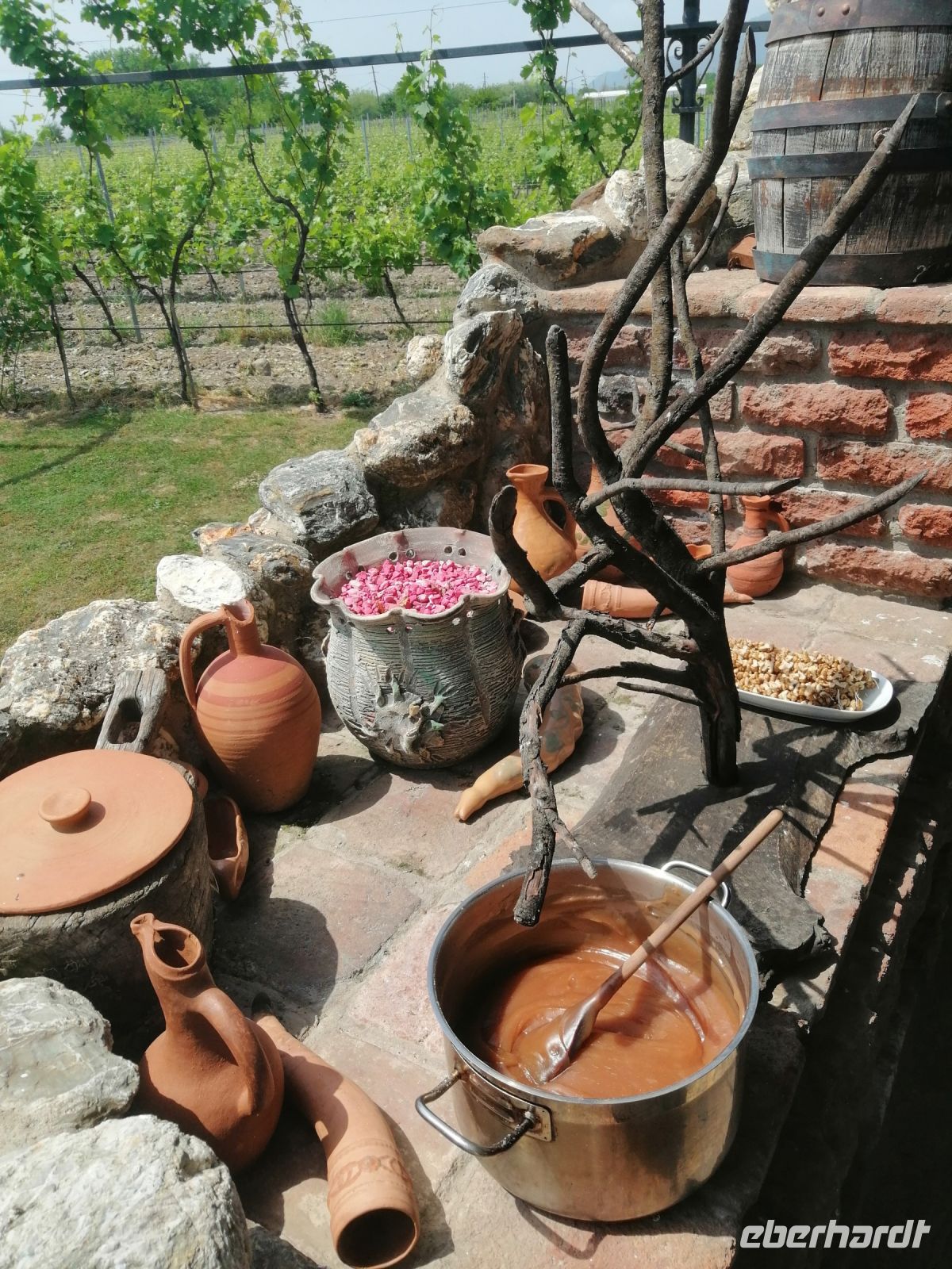 Zubereitung der georgischen Spezialität - Tschurtschchela