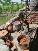 Zubereitung der georgischen Spezialität - Tschurtschchela