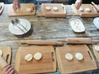 gemeinsame Zubereitung von Chinkali - Teigtaschen mit Fleisch- oder Käsefüllung