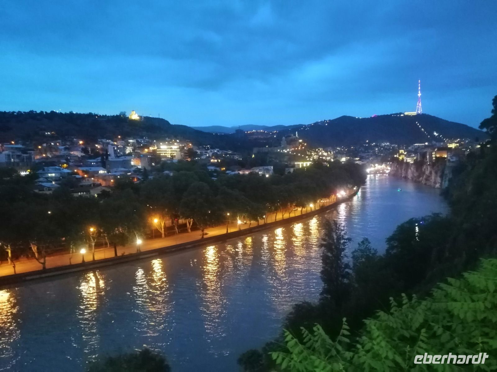 Blick auf die Stadt vom Restaurant-Terasse, Abendessen in Tbilisi