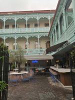 Stadtrundgang durch Tbilisi: traditionelle georgische Häuser mit bunten Balkonen