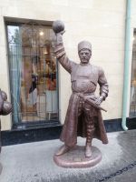 Stadtrundgang durch Tbilisi: traditionelle Bronze-Figuren auf der Chardin Straße