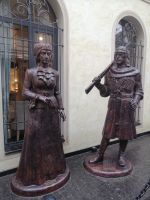 Stadtrundgang durch Tbilisi: traditionelle Bronze-Figuren auf der Chardin Straße