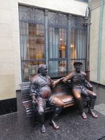 Stadtrundgang durch Tbilisi: traditionelle Bronze-Figuren auf der Chardin Straße