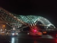 Ffriedensbrücke abends, Tbilisi