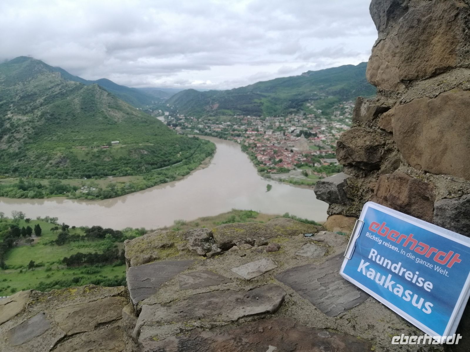 Blick auf die Stadt Mzcheta vom Dschwari-Kloster: Zusammenfluss von Aragwi und Mtkwari