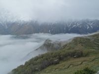 Blick von der Gergeti-Dreifaltigkeitskirche ins Tal