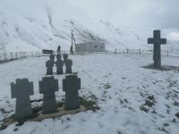 Friedhof mit Gräbern von deutschen Kriegsgefangenen am Kreuzpass bei Gudauri