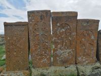 Chatschkar ist die armenische Kreuzsteinkunst, am Friedhof in Noradus