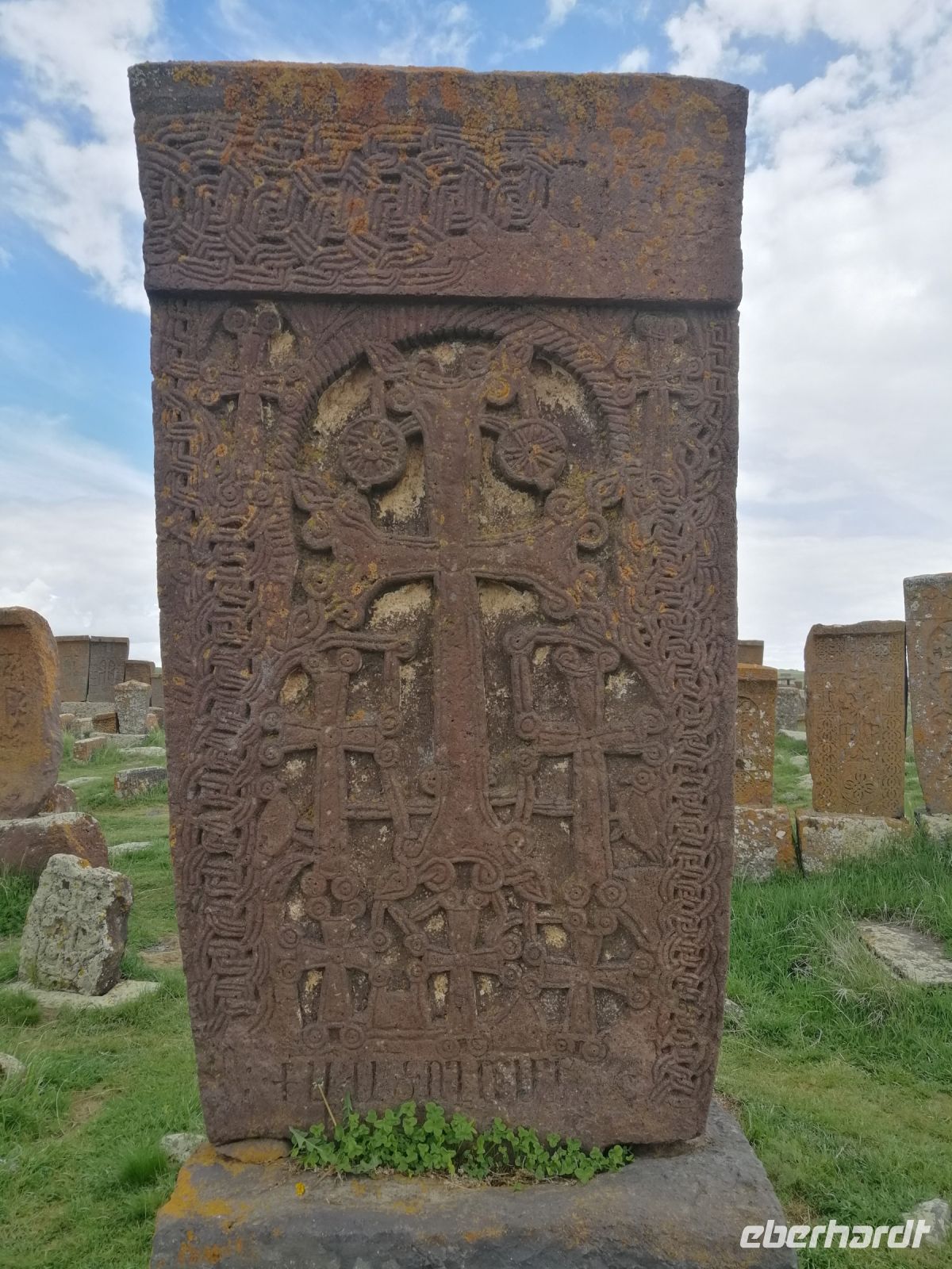 Chatschkar ist die armenische Kreuzsteinkunst, am Friedhof in Noradus