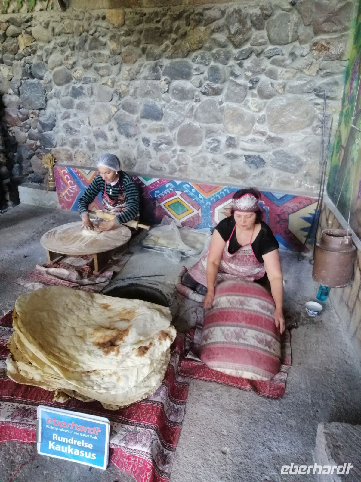 Mittagsessen bei einer armenischen Familie mit Zubereitung von Lawasch