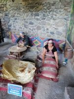 Mittagsessen bei einer armenischen Familie mit Zubereitung von Lawasch