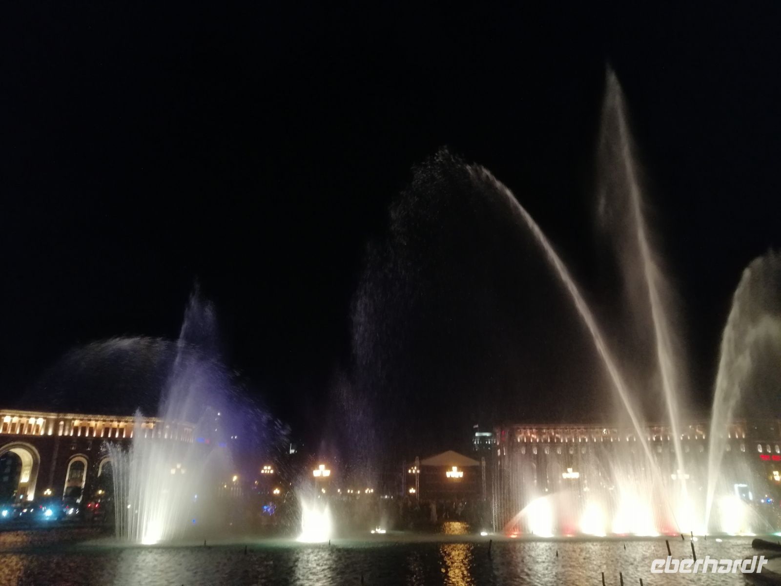 Wasserspiele abends am Platz der Republik