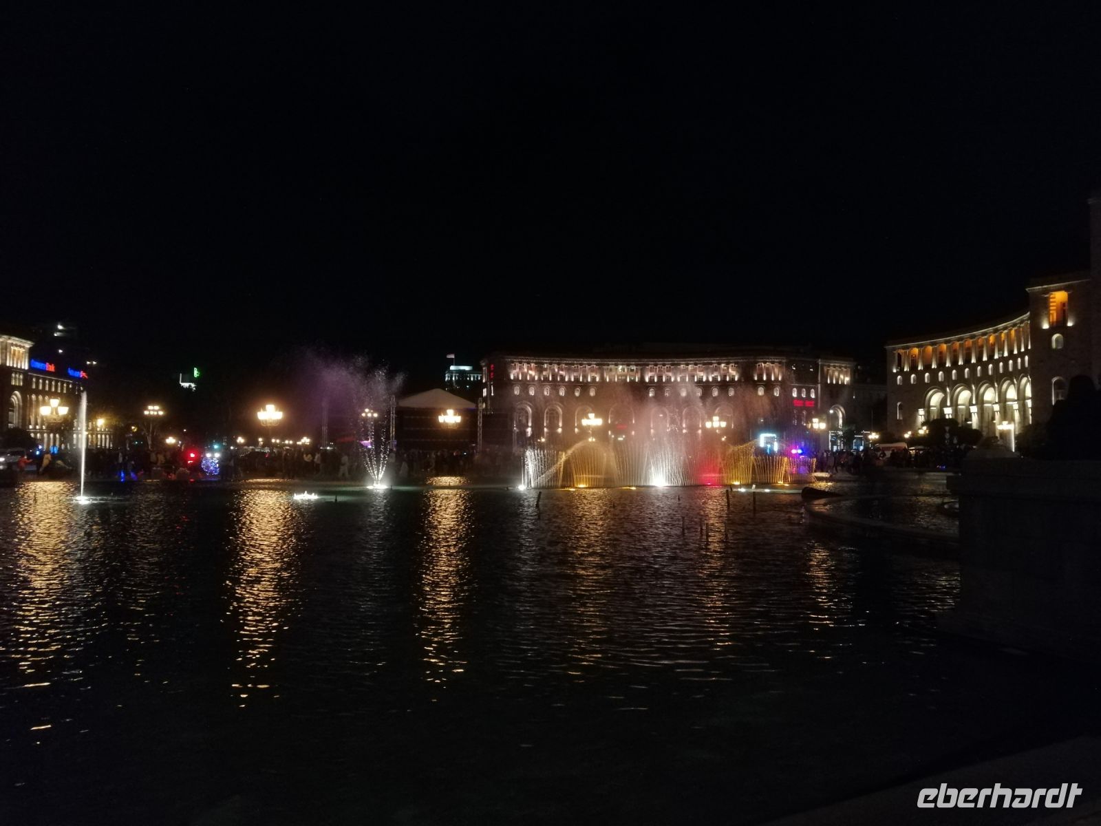 Wasserspiele abends am Platz der Republik