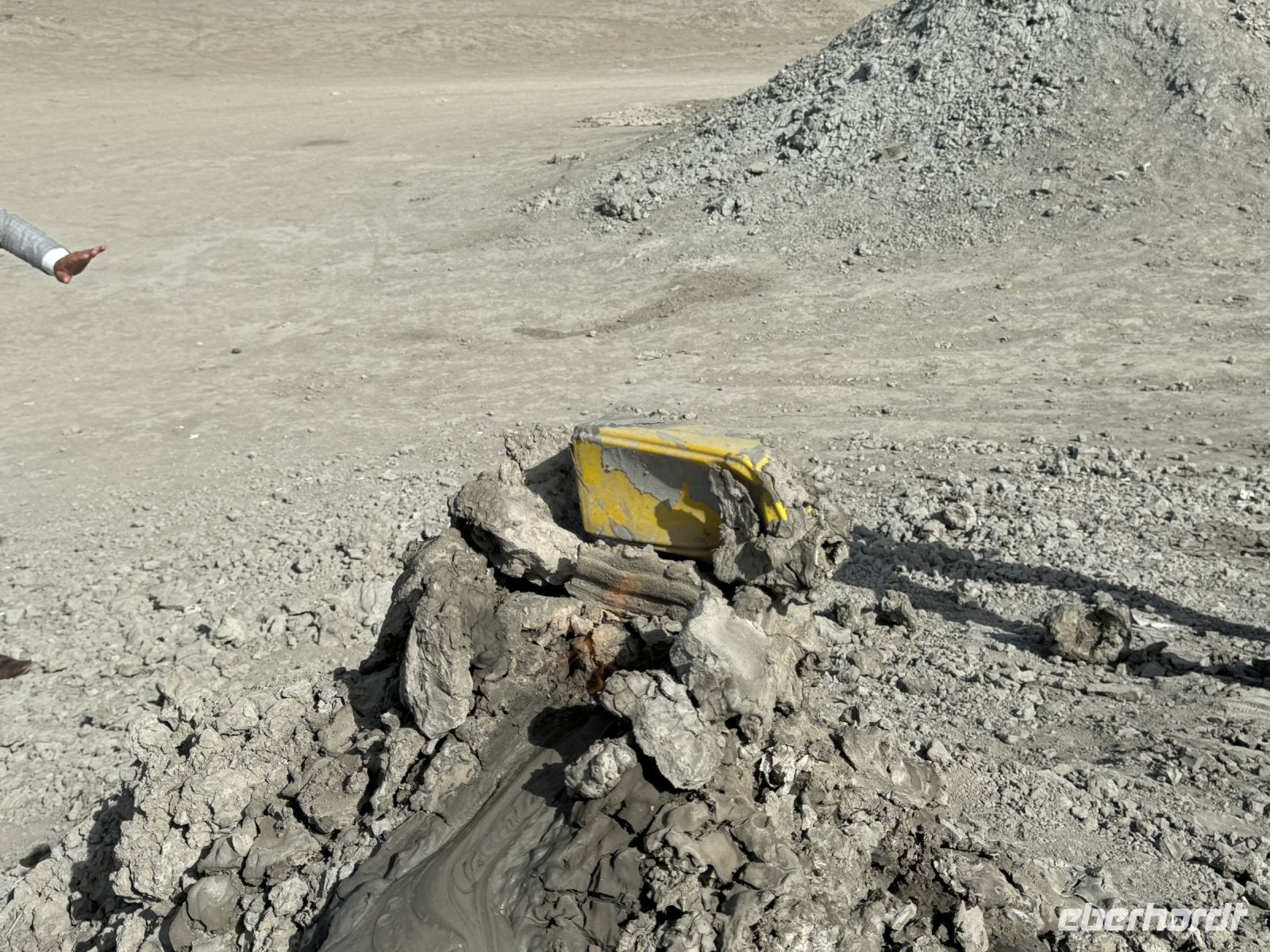 Schlammvulkan mit Gasaustritt und Feuer