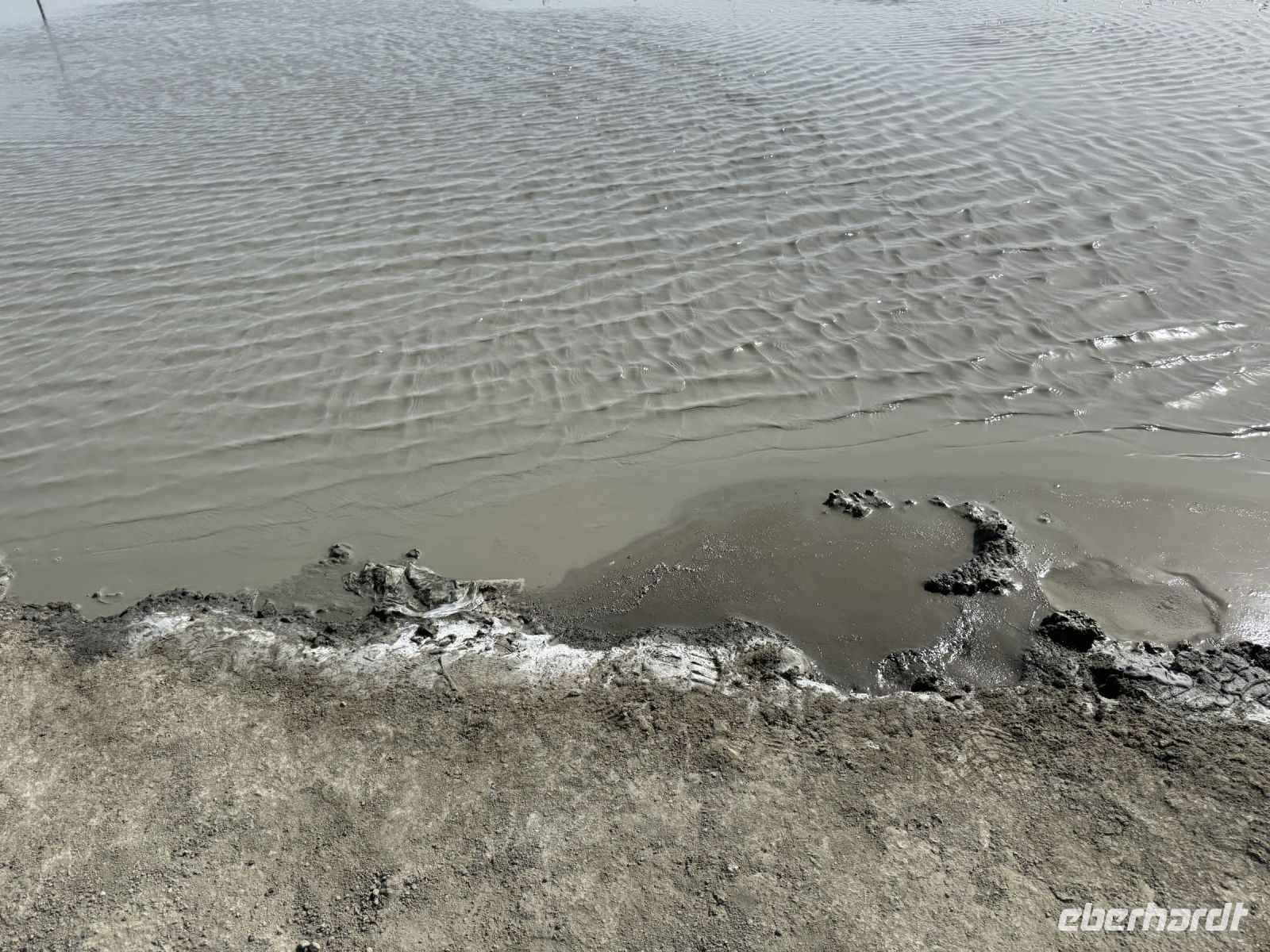 Schlammvulkan im See