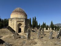 Mausoleum und Friedhof in Samaxi