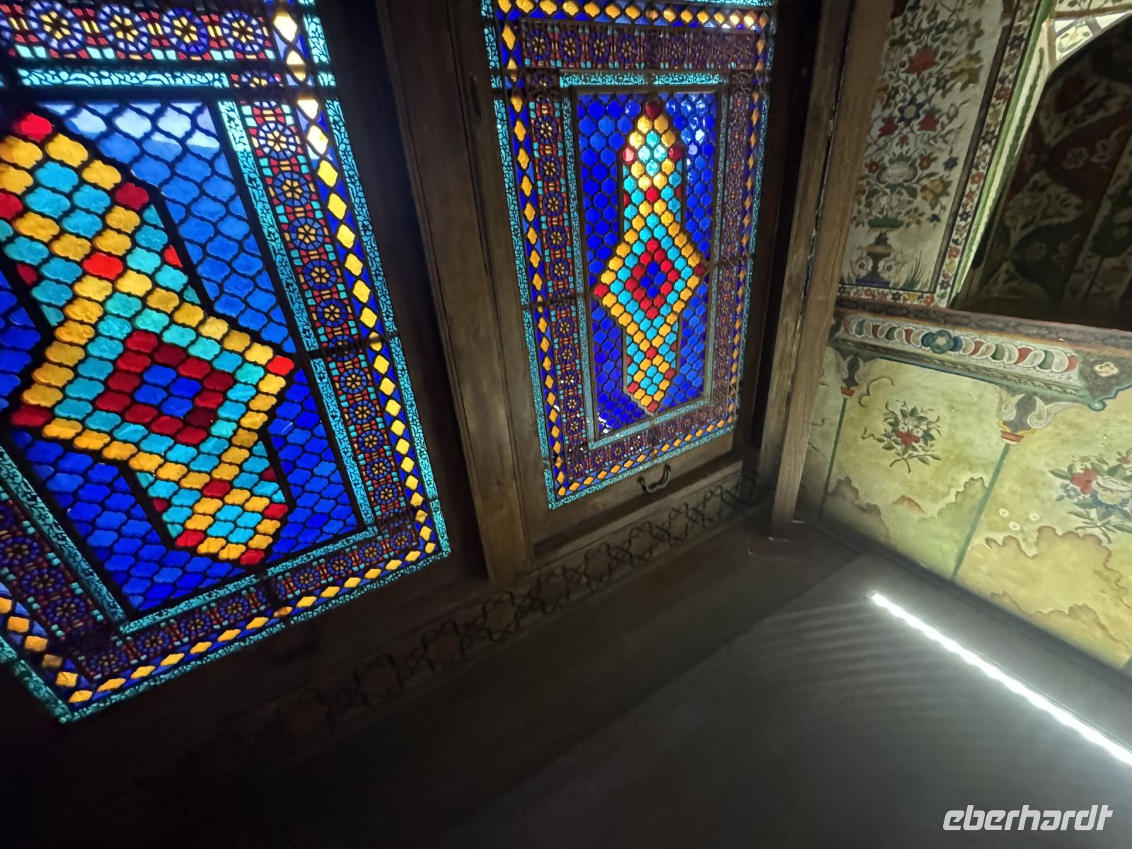 Fenster mit Holzrahmen und kleinen Glasteilen