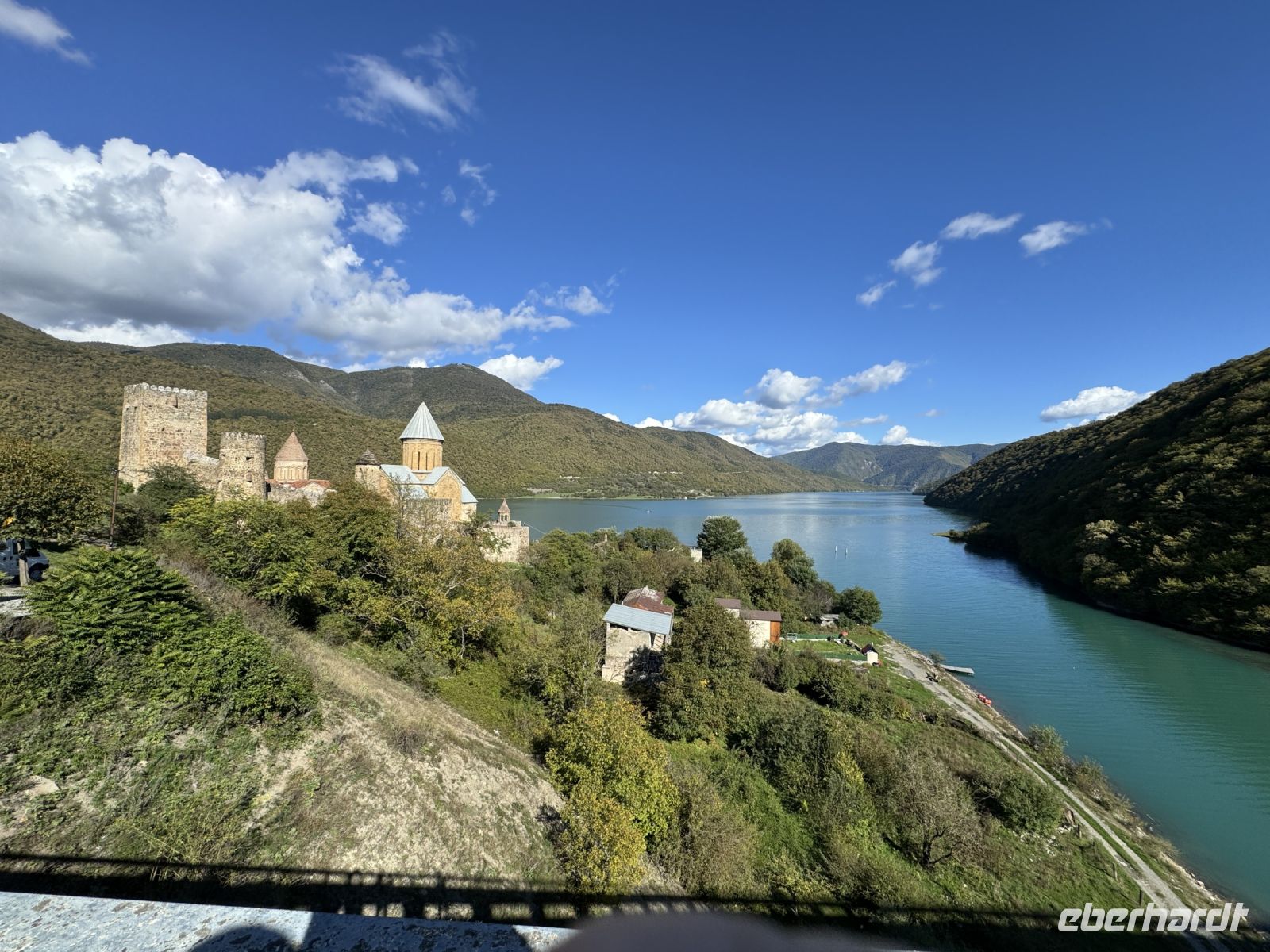 Wehrkirche Ananuri und Blick auf den Schinwali-Stausee