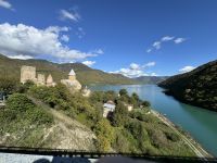 Wehrkirche Ananuri und Blick auf den Schinwali-Stausee