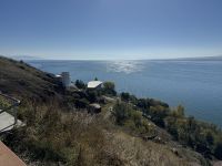 Blick über das Ferienhotel der Schriftsteller Armeniens auf den Sevansee