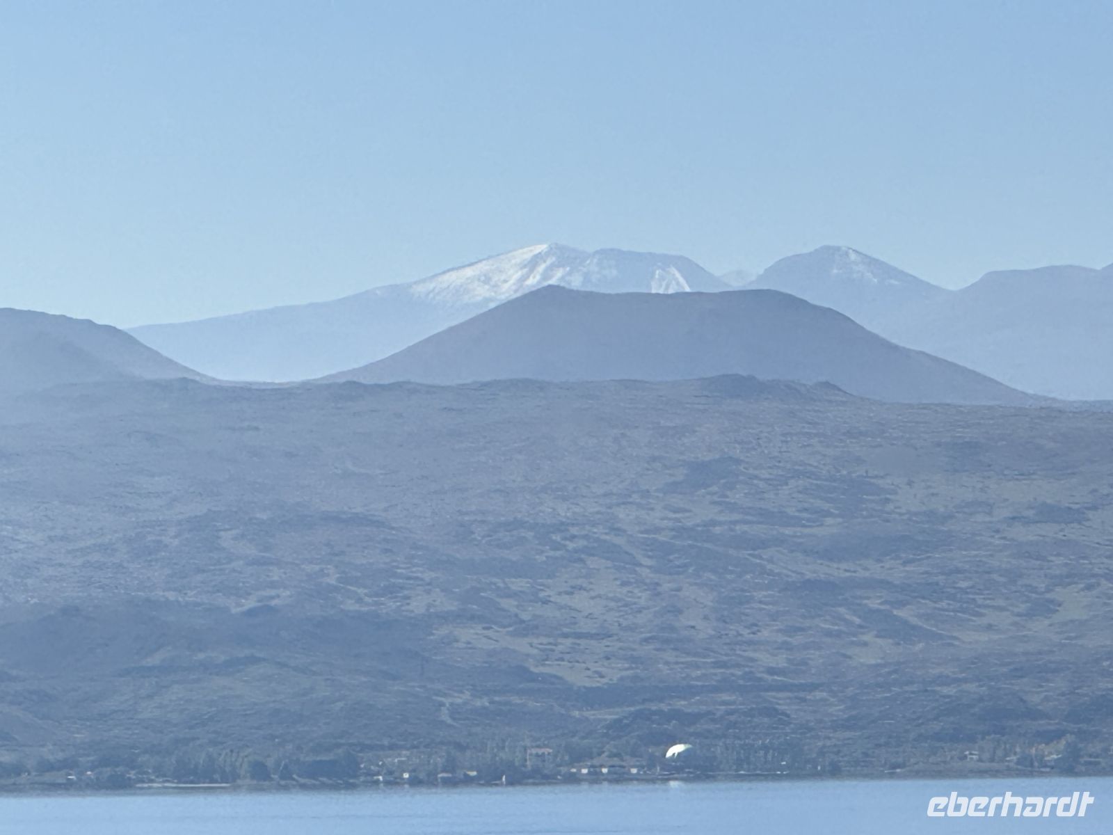 Blick über den See zum Kaukasus