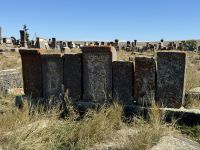 Kreuzsteine auf dem Friedhof  in Norados