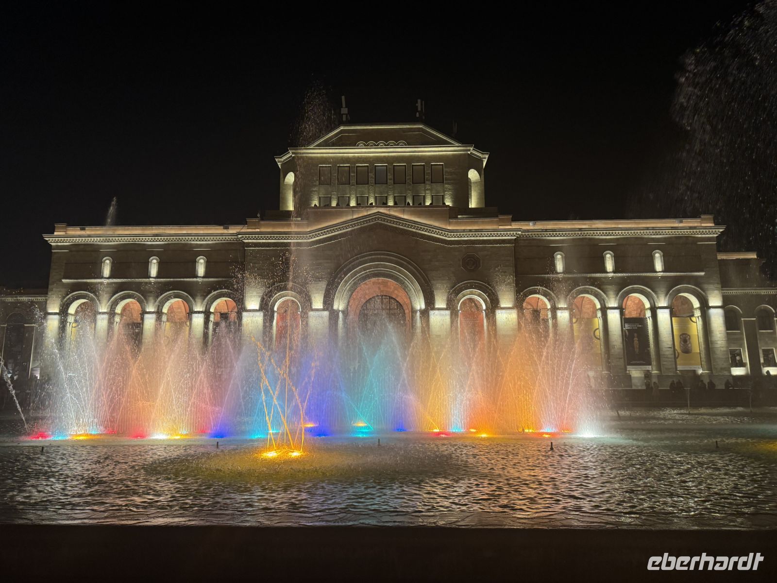 Wasserspiele am Abend auf dem Platz der Republik