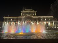 Wasserspiele am Abend auf dem Platz der Republik