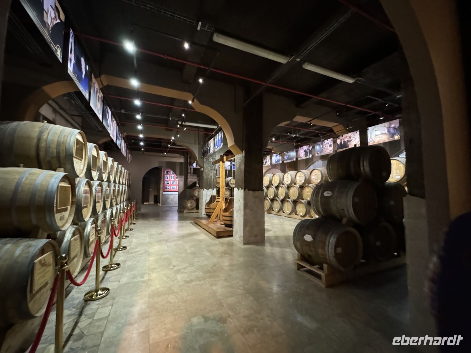 Eichenfässer mit Brandy im Lagerkeller