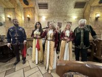 Folklore beim Abendessen