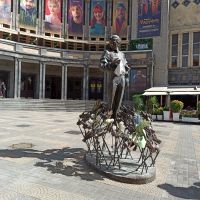 Jerewan: Rundgang: Aznavour-Denkmal