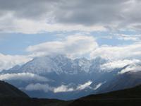 blauer Himmel über Kasbegi