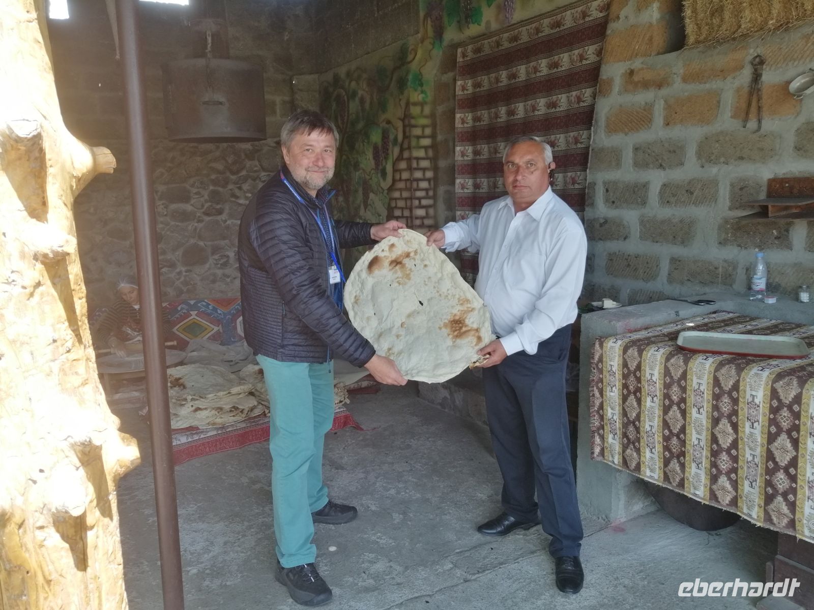 Mittagsessen bei einer armenischen Familie mit Zubereitung von Lawasch