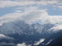 blauer Himmel über Kasbegi