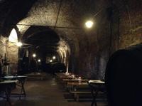 im Weinkeller zur Weinverkostung