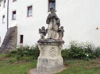 Statue am Schlosseingang