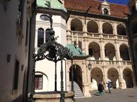 im Innenhof des Landhauses