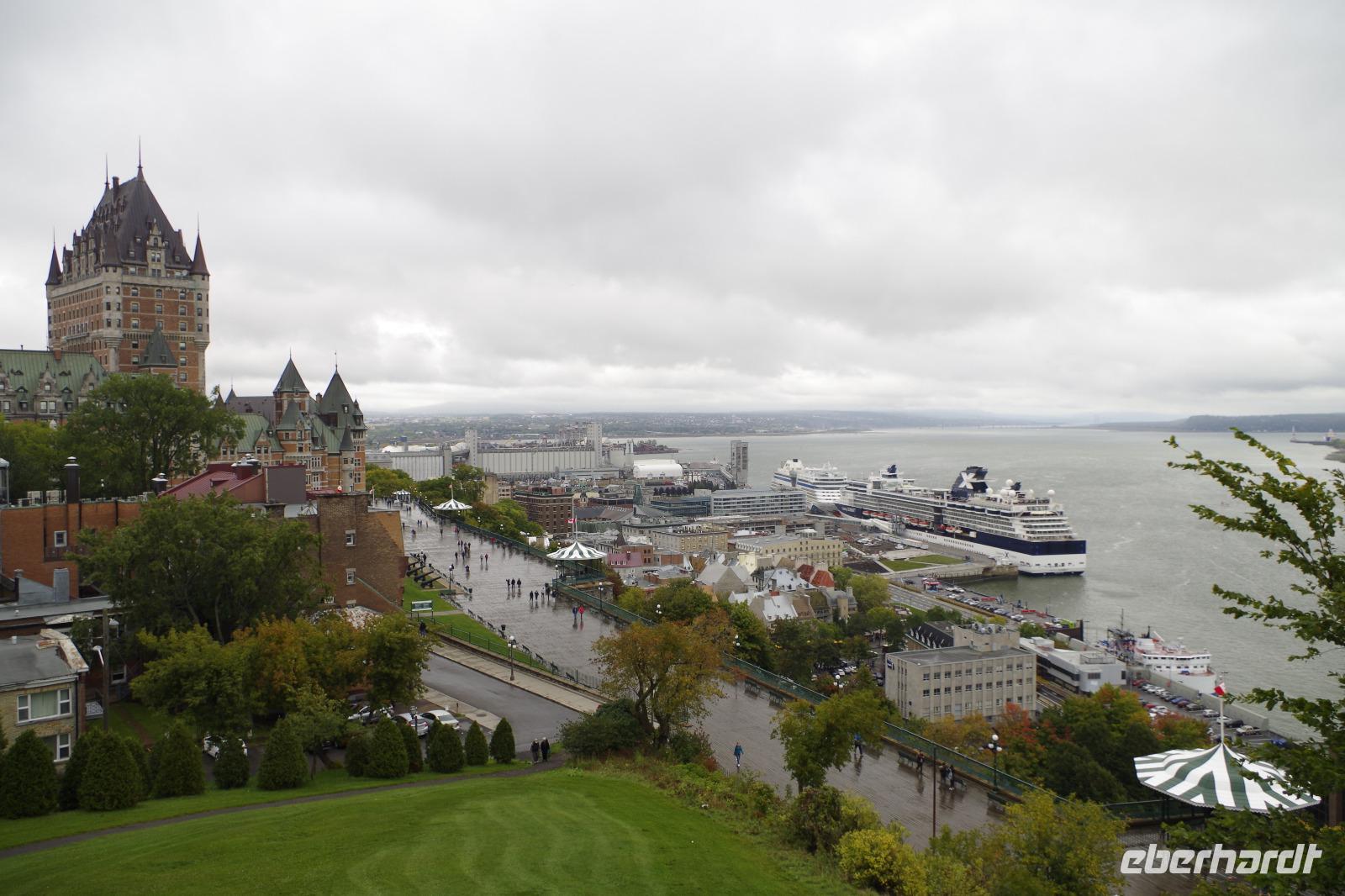 Blick auf die Terrasse Dufferin und das Hotel 