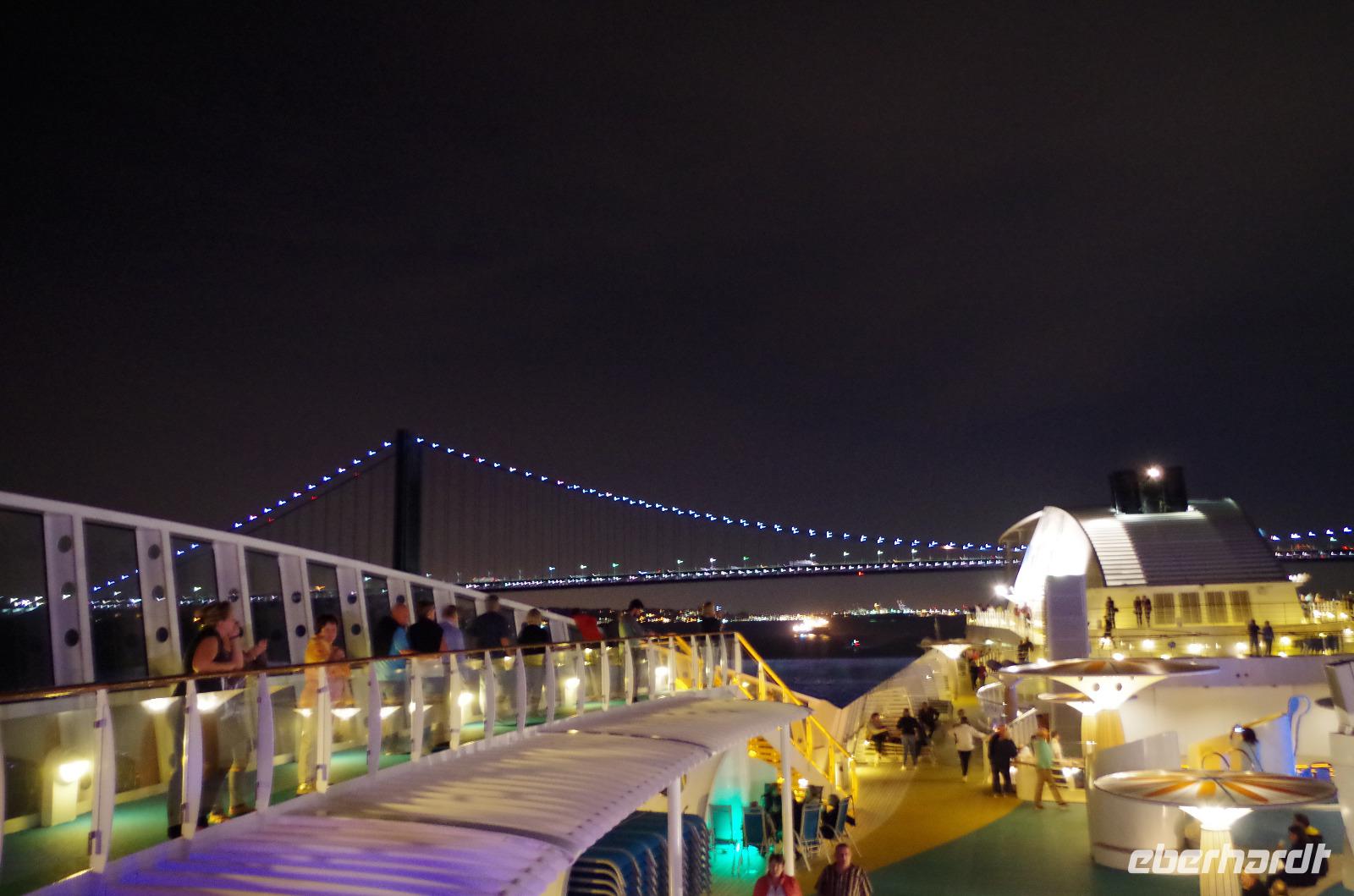 Auslaufen der AIDAdiva aus New York