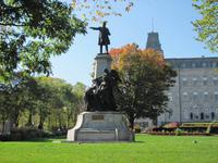 Vor dem Parlamentsgebäude