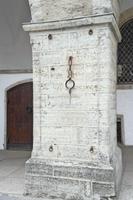 Der Frauenpranger auf dem Marktplatz in Tallinn