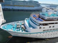 im Hafen die MS Deutschland