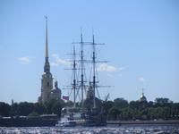 Bootsfahrt auf der Newa - Peter-und-Paul-Kathedrale im Hintergrund