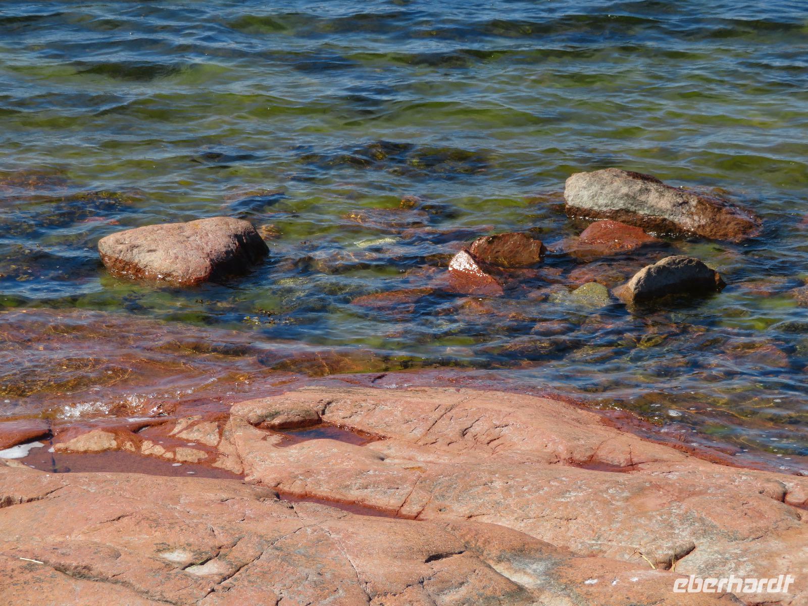 Ostsee auf rotem Granit