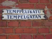 Helsinki: Straßenschild, finnisch und schwedisch 