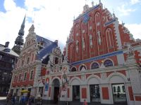 Riga: Schwarzhäupterhaus mit Petrikirche
